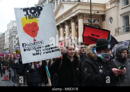 London, UK, 17. März 2018. Die Demonstranten auf der UN-Anti-Rassismus März in London Quelle: Alex Cavendish/Alamy leben Nachrichten Stockfoto