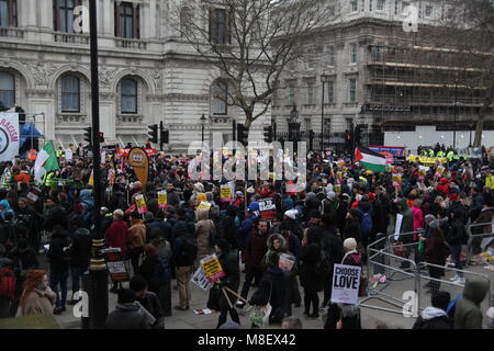 London, UK, 17. März 2018. Demonstranten vor Downing Street auf der UN-Anti-Rassismus März in London Quelle: Alex Cavendish/Alamy leben Nachrichten Stockfoto