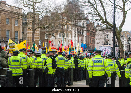 London, UK, 17. März 2018 Bis zu Rassismus März außerhalb der Downing Street stehen. Stockfoto