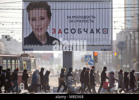 St. Petersburg, Russland. 16 Mär, 2018. Menschen gehen in der Nähe von einem Wahlplakat für Präsidentschaftskandidaten Ksenia Sobchak, in einer Strasse in St. Petersburg. Quelle: Igor Russak/SOPA Images/ZUMA Draht/Alamy leben Nachrichten Stockfoto