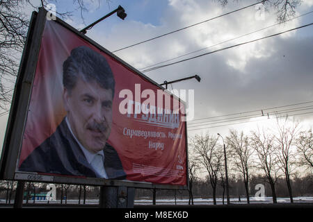 St. Petersburg, Russland. 17 Mär, 2018. Eine Anzeigentafel Werbung der Kampagne von Pavel Grudinin, Kandidat der Russischen Kommunistischen Partei bei den bevorstehenden Präsidentschaftswahlen in eine Straße in St. Petersburg. Quelle: Igor Russak/SOPA Images/ZUMA Draht/Alamy leben Nachrichten Stockfoto