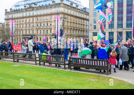 Glasgow, Schottland, Großbritannien. 17. März, 2018: Anti-Rassismus Demonstranten durch die Straßen der Stadt aus Holland Straße George Square. Die Veranstaltung bis zu Rassismus Schottland Stand organisiert und wurde von politischen Organisationen, Gewerkschaften, kirchliche Gruppen unterstützt, der muslimische Rat von Schottland und die Scottish Refugee Council. Die wichtigsten Themen sind die Opposition gegen die steigende Flut von Rassismus, Islamophobie, Antisemitismus und der Sündenbock von Flüchtlingen und Migrantinnen. Credit: Skully/Alamy leben Nachrichten Stockfoto