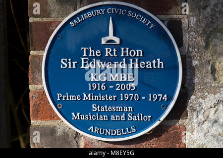 Blaue Plakette zur Erinnerung an Sir Edward Heath in Salisbury, Wiltshire, England. Die Plakette steht außerhalb des Hauses der ehemaligen Ministerpräsidenten, Arundel Stockfoto