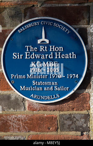 Blaue Plakette zur Erinnerung an Sir Edward Heath in Salisbury, Wiltshire, England. Die Plakette steht außerhalb des Hauses der ehemaligen Ministerpräsidenten, Arundel Stockfoto