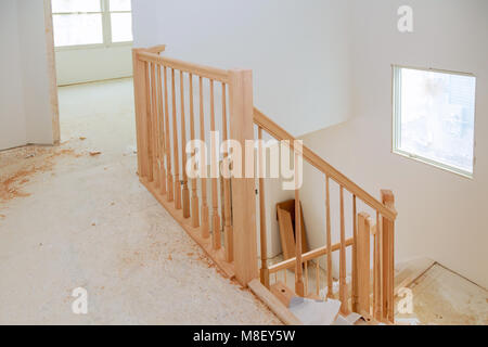 Zusammenfassung der schönen Treppe Geländer und Teppich im Haus. Assistent für Holz- Geländer für Treppen Holzbohlen Schwingen um den Pol. Stockfoto