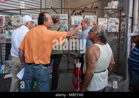 Athen. Ältere Menschen über das Referendum zu diskutieren, Omonia Platz. Griechenland. Stockfoto