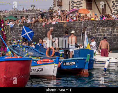 Embarcacion de la Virgen del Carmen, religiöse Festlichkeiten mit Wasser Umzug und Straßenfest, Puerto de la Cruz, Teneriffa, Kanarische Inseln, S Stockfoto