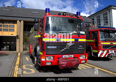 Bantry Feuerwache in West Cork haben ihre Motoren in der Sonne nach dem Waschen trocknen zu lassen. Stockfoto