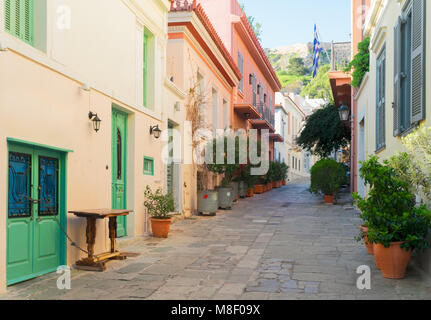 Kleine gepflasterte Strasse von Placa Bezirk mit Akropolis Hügel in der Altstadt von Athen, Griechenland Stockfoto
