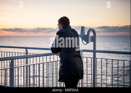 Ein Passagier an Bord der Fähre zwischen Frankreich und Korsika nimmt die Aussicht vom oberen Deck. Stockfoto