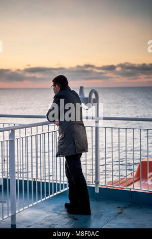 Ein Passagier an Bord der Fähre zwischen Frankreich und Korsika nimmt die Aussicht vom oberen Deck. Stockfoto