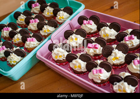 Cupcakes in einer Box zu einer Partei, die für den Transport vorbereitet Stockfoto