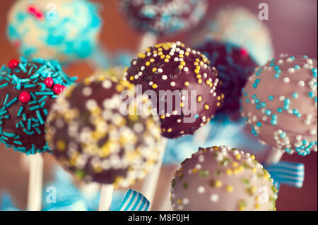 Arrangiert cakepops mit süßen kleinen Kugeln vorbereitet zu essen Stockfoto