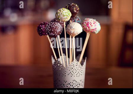 Arrangiert cakepops mit süßen kleinen Kugeln vorbereitet zu essen Stockfoto