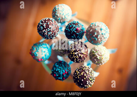 Arrangiert cakepops mit süßen kleinen Kugeln vorbereitet zu essen Stockfoto