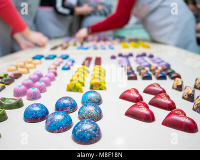 Sortiment von Luxus handgemachte Schokolade Candy Collection auf weißem Hintergrund. Set aus bunten Schokolade Bonbons. Stockfoto
