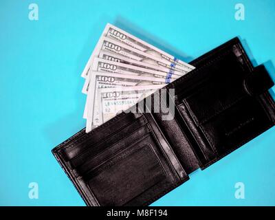 Dollar in der Brieftasche auf Blau Schreibtisch. Bis zu schließen. Stockfoto