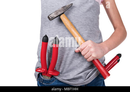 Werkzeuge in Jeans Taschen und einem Hammer in der Hand, Nahaufnahme, auf weißem Hintergrund Stockfoto