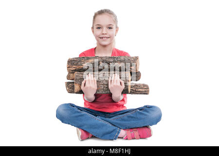 Mädchen sitzen mit gekreuzten Beinen und Holding Haufen Brennholz, oben an der Kamera auf weißem Hintergrund suchen Stockfoto