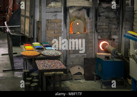 Murano, Italien - 24 April 2017: Einrichtung eines künstlerischen Glashütten in Murano, Venedig. Stockfoto