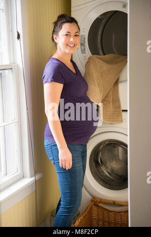 Schwangere Frau Wäsche Stockfoto