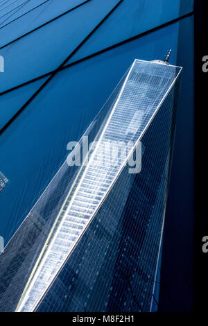 Der Freedom Tower, spiegelt sich in den benachbarten modernes Gebäude aus Glas und Stahl in Lower Manhattan, New York City, USA Stockfoto