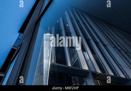 Der Freedom Tower, spiegelt sich in den benachbarten modernes Gebäude aus Glas und Stahl in Lower Manhattan, New York City, USA Stockfoto