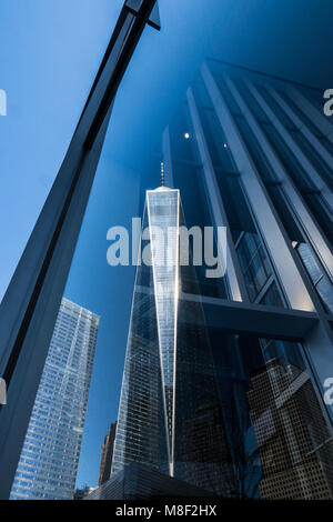 Der Freedom Tower, spiegelt sich in den benachbarten modernes Gebäude aus Glas und Stahl in Lower Manhattan, New York City, USA Stockfoto