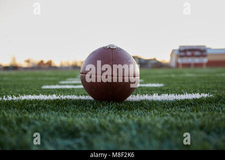 In der Nähe von American football Ball auf grün Wettbewerbsbedingungen Stockfoto