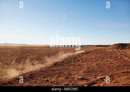 USA, Arizona, Staub nach Pick-up Truck durch die Wüste Stockfoto