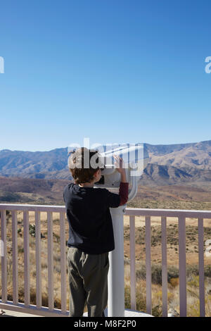 USA, Arizona, Junge (6-7) durch Münzeinwurf Fernglas Stockfoto