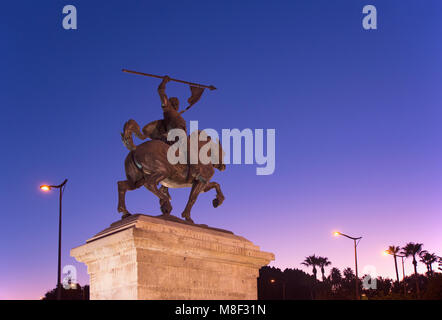 Spanien, Andalusien, Sevilla, Statue gegen den klaren Himmel bei Dämmerung Stockfoto