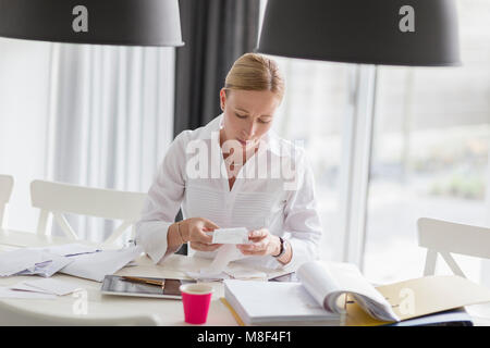 Frau von zu Hause aus arbeiten Stockfoto