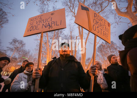 ZAGREB, KROATIEN - 3. März, 2018: Demonstrant mit Brettern gegen die finanzielle Durchführung Gesetz protestiert, das ist Terror finanziell blockiert Pe Stockfoto