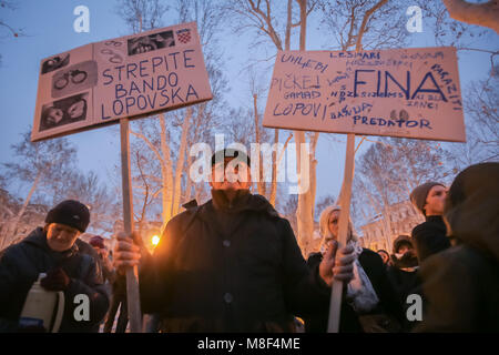 ZAGREB, KROATIEN - 3. März, 2018: Demonstrant mit Brettern gegen die finanzielle Durchführung Gesetz protestiert, das ist Terror finanziell blockiert Pe Stockfoto