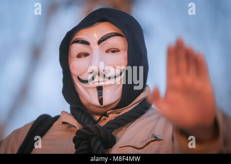 ZAGREB, KROATIEN - 3. März, 2018: Mann verkleidet als anonyme protestieren gegen die finanzielle Durchführung Gesetz, dass terrorisiert finanziell blockiert Stockfoto