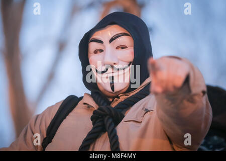 ZAGREB, KROATIEN - 3. März, 2018: Mann verkleidet als anonyme protestieren gegen die finanzielle Durchführung Gesetz, dass terrorisiert finanziell blockiert Stockfoto