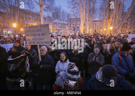 ZAGREB, KROATIEN - 3. März, 2018: Demonstranten mit Brettern protestieren gegen die finanzielle Durchführung Gesetz, terrorisiert finanziell blockiert Mitarbeiter Stockfoto