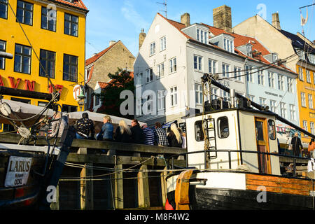 Kopenhagen, Dänemark - 27. Juli 2017: aus dem 17. Jahrhundert Hafenviertel Nyhavn (neuer Hafen), neuen Hafen von Kopenhagen. Farbenfrohe Altstadt Architektur Stockfoto