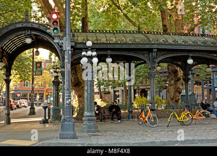 WA13881-00...WASHINGTON - die eiserne Pergola, erbaut als Bushaltestelle am Pioneer Square im Jahr 1909 und farbenfrohe Fahrräder in Seattle. 2017 Stockfoto