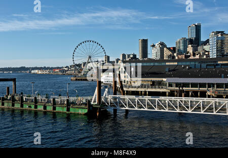 WA13882-00...WASHINGTON - das Seattle Waterfront an der Elliott Bay mit dem Wassertaxi Dock, dem Great Wheel und den Downtown Highrise. 2017 Stockfoto