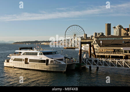 WASHINGTON - am späten Nachmittag entlang der Seattle Waterfront an der Elliott Bay mit Wassertaxi-Dock. 2017 Stockfoto