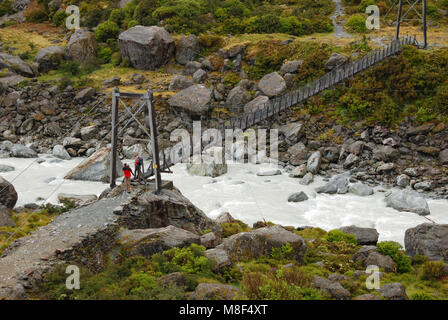 Swing Brücke über den Fluss Hooker Mt Cook National Park. South Island, Neuseeland Stockfoto