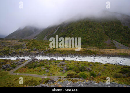 Swing Brücke über den Fluss Hooker Mt Cook National Park. South Island, Neuseeland Stockfoto