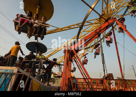 Menschen reiten auf einem Riesenrad am späten Nachmittag an der Sonepur Mela, Sonepur, Indien. Stockfoto