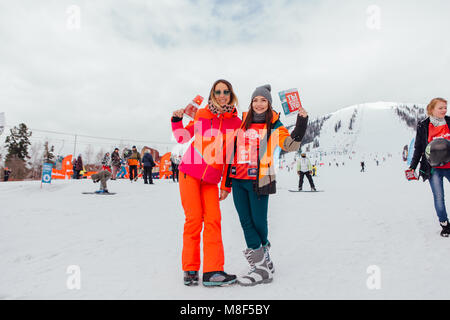 Sheregesh, Kemerovo Region, Russland - 22. April 2017: Grelka Fest ist ein Sport und Unterhaltung Aktivität für Ski und Snowboard Fahrer in Karneval costu Stockfoto