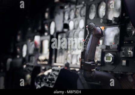 13. Januar 2018, Nakornrachasima, Thailand. Nahaufnahme Controler von alten Hubschrauber in dunklen Licht Stockfoto