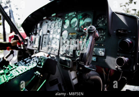 13. Januar 2018, Nakornrachasima, Thailand. Nahaufnahme Controler von alten Hubschrauber in dunklen Licht Stockfoto