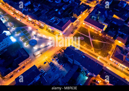 Stadt Krizevci Hauptplatz Antenne Nachtsicht, Prigorje Region von Kroatien Stockfoto