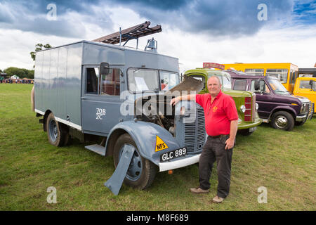 Ein restauriertes Austin 1941 K2 Fire Engine und seinen Besitzer an der 2017 Norton Fitzwarren Steam Rally, Somerset, England, Großbritannien Stockfoto